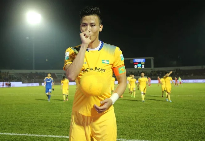 Cựu thủ qu&acirc;n ĐT Việt Nam 'nổi n&oacute;ng' với đ&agrave;n em tr&ecirc;n s&acirc;n, l&yacute; do thực sự khiến NHM kh&ocirc;ng khỏi bất ngờ