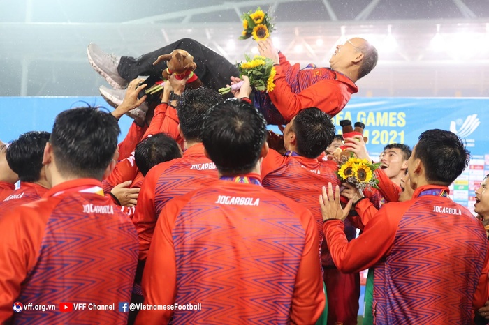 Tin bóng đá tối 19/10: Trụ cột ĐT Việt Nam trở lại; AFC vinh danh HLV Park
