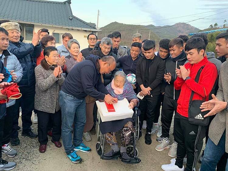 Tạm chia tay ĐT Việt Nam để trở lại Hàn Quốc, HLV Park tiết lộ một điều về mẹ khiến NHM xót xa