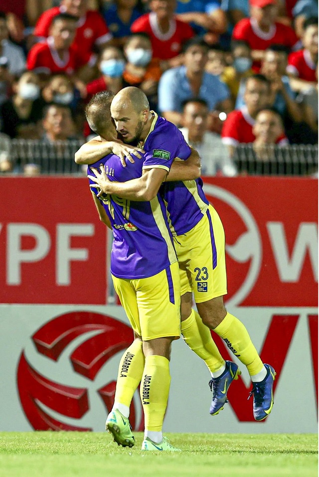 Vượt mặt HAGL tr&ecirc;n BXH V.League, thủ qu&acirc;n H&agrave; Nội FC n&oacute;i điều bất ngờ về ng&ocirc;i sao thay thế Quang Hải