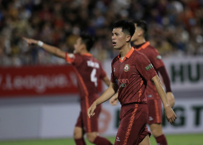 Tin bóng đá Việt Nam 24/7: Quang Hải nhận tin vui từ Pau FC; Văn Hậu 'vỡ mộng châu Âu' vì HLV Park?