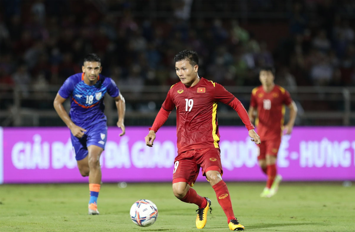 HLV Tholot hé lộ kế hoạch với Quang Hải, ngôi sao ĐT Việt Nam được 'thưởng lớn' khi trở lại Pau FC?