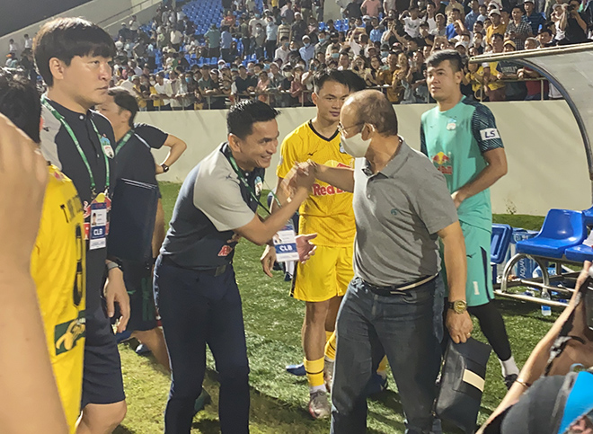 HAGL sa sút khó tin vì dàn sao ĐT Việt Nam, Kiatisak bất ngờ 'nhắc khéo' HLV Park trước VL World Cup