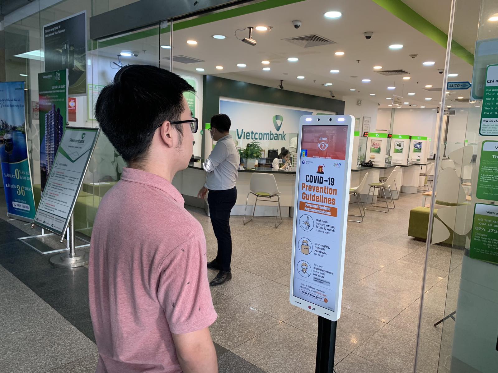 Khách có thân nhiệt bất thường hoặc không đeo khẩu trang sẽ được Safe Pass cảnh báo “Stop”- Dừng lại-