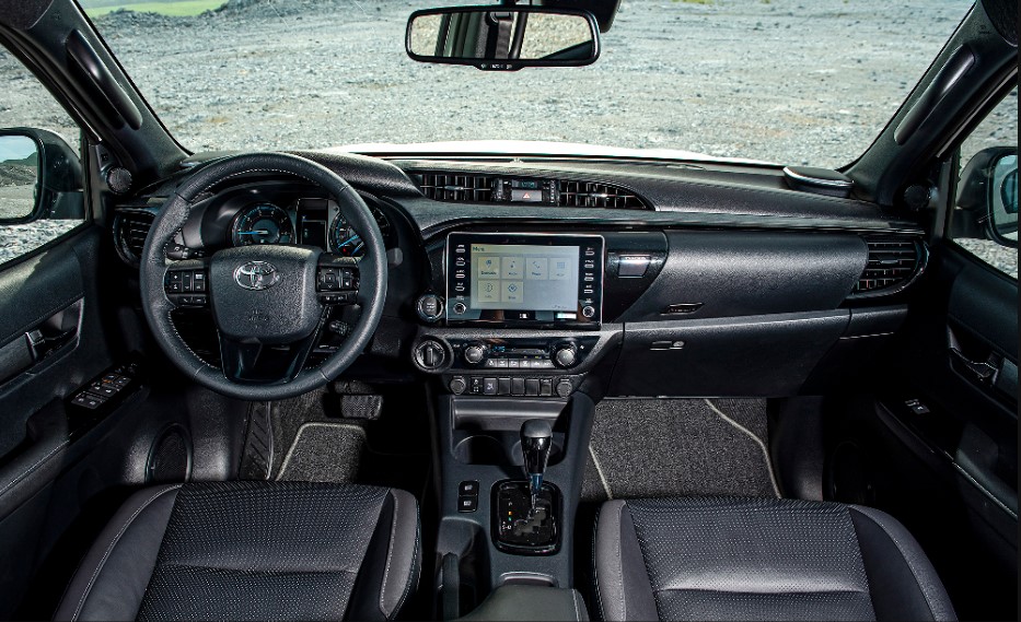 khoang nội thất Toyota Hilux 2020