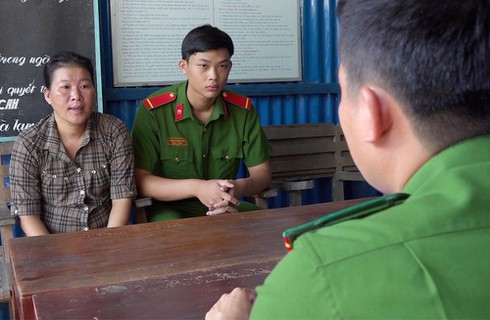 mang_be_gai_2_tuoi_di_doi_tien_thoai_iphone_11