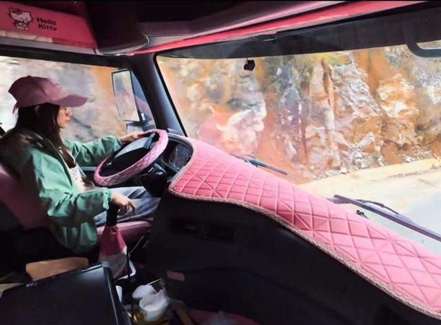 nu-tiktoker-lai-container-3