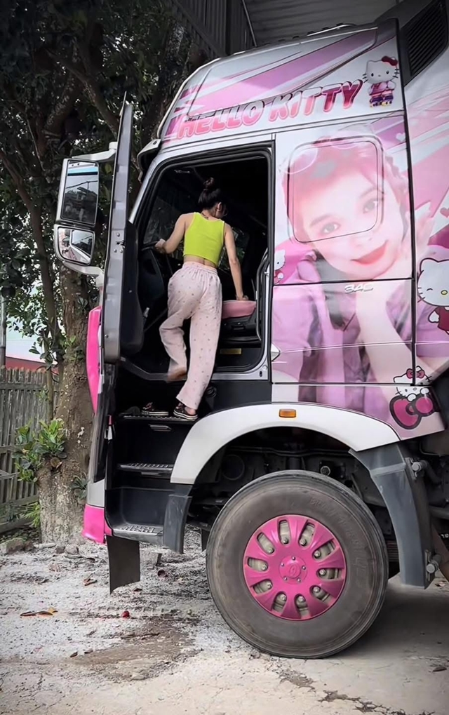 nu-tiktoker-lai-container-4