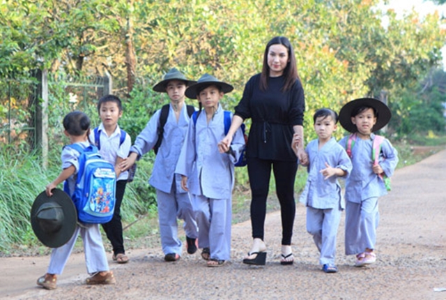 phi-nhung-va-con-nuoi-1