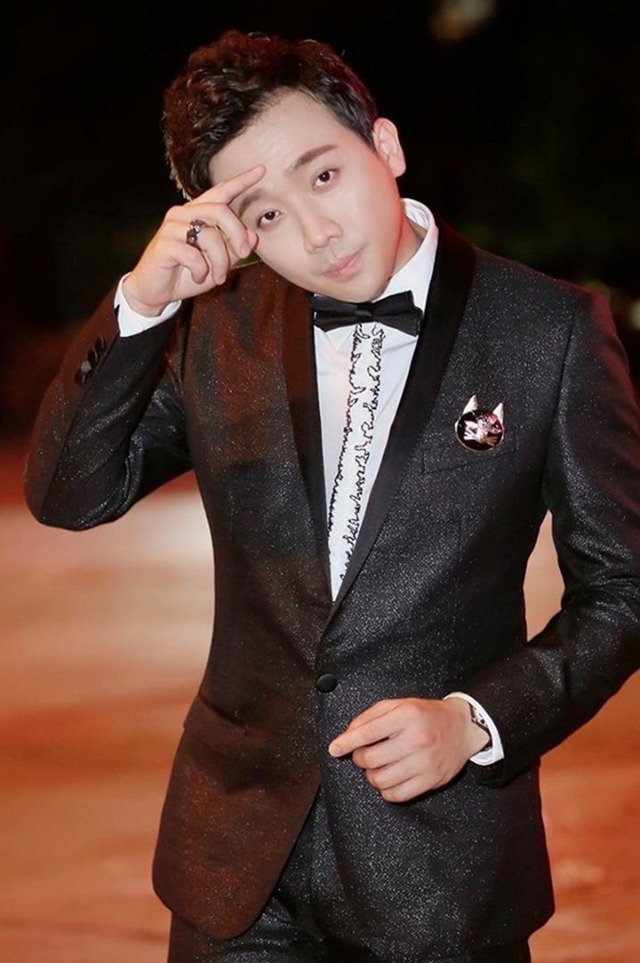 tran-thanh-lan-dau-dap-hop-hop-hon-20-chiec-cai-ao-hot-nhat-chanel-1fc45e21