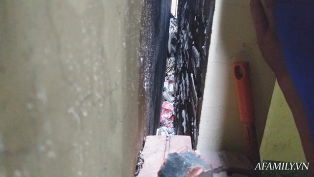 be-so-sinh-bi-vut-trong-khe-tuong-6