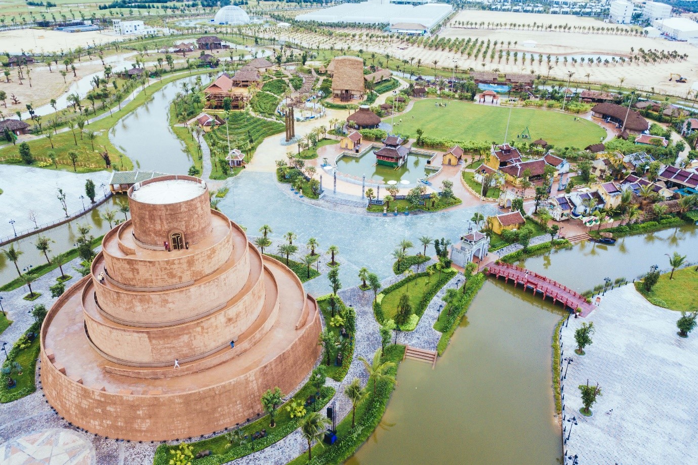 Người d&acirc;n miền Trung v&agrave; T&acirc;y Nam Bộ bất ngờ nhận qu&agrave; cực lớn từ Vinpearl Land 