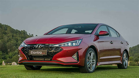 Top 5 xe b&aacute;n chạy nhất Việt Nam: Mazda 3 cho Kia Cerato, Hyundai Elantra 'h&iacute;t kh&oacute;i'