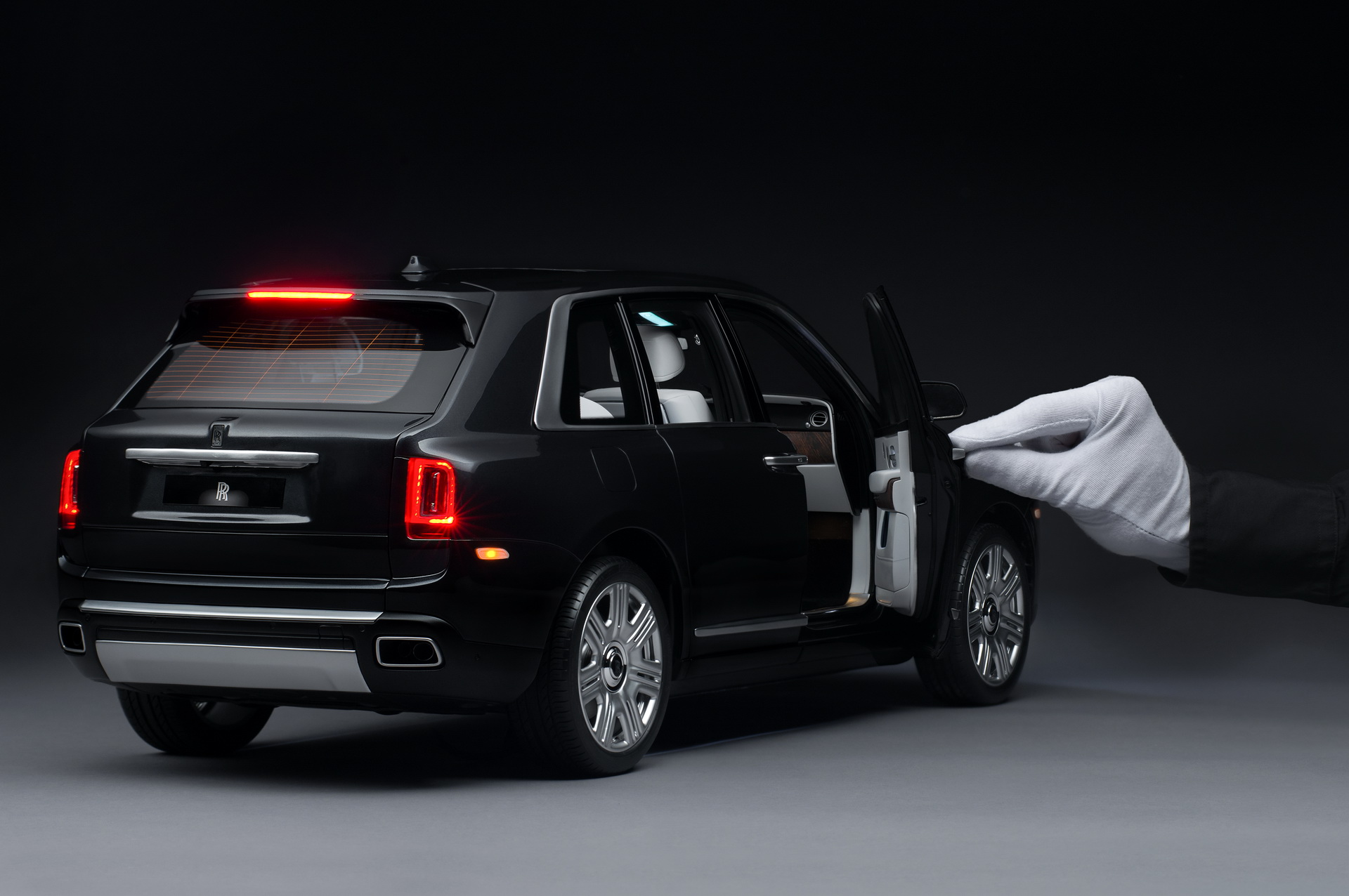 Siêu SUV Rolls-Royce Cullian tung bản thu gọn tỉ lệ 1:8 giống y như thật