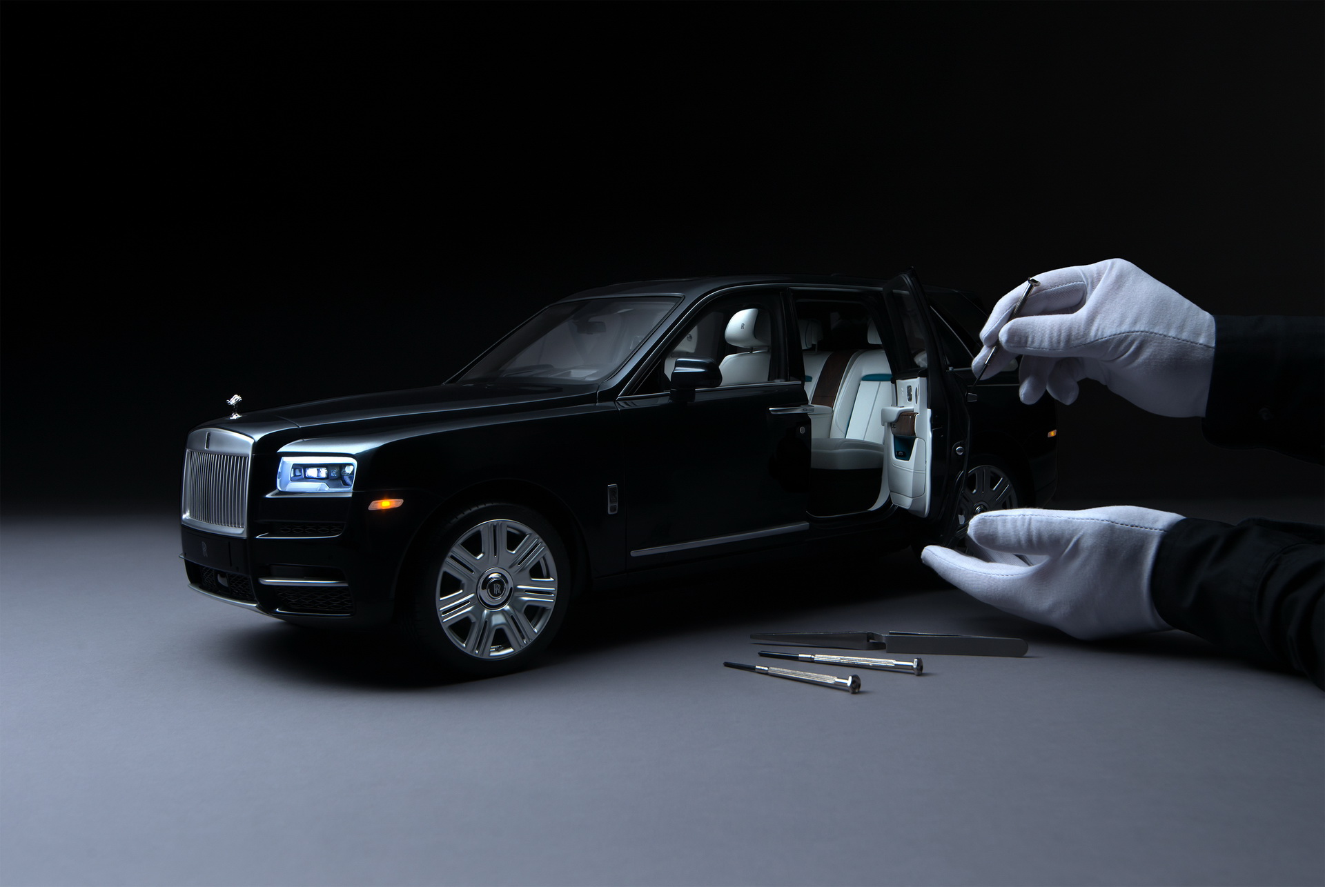 Siêu SUV Rolls-Royce Cullian tung bản thu gọn tỉ lệ 1:8 giống y như thật