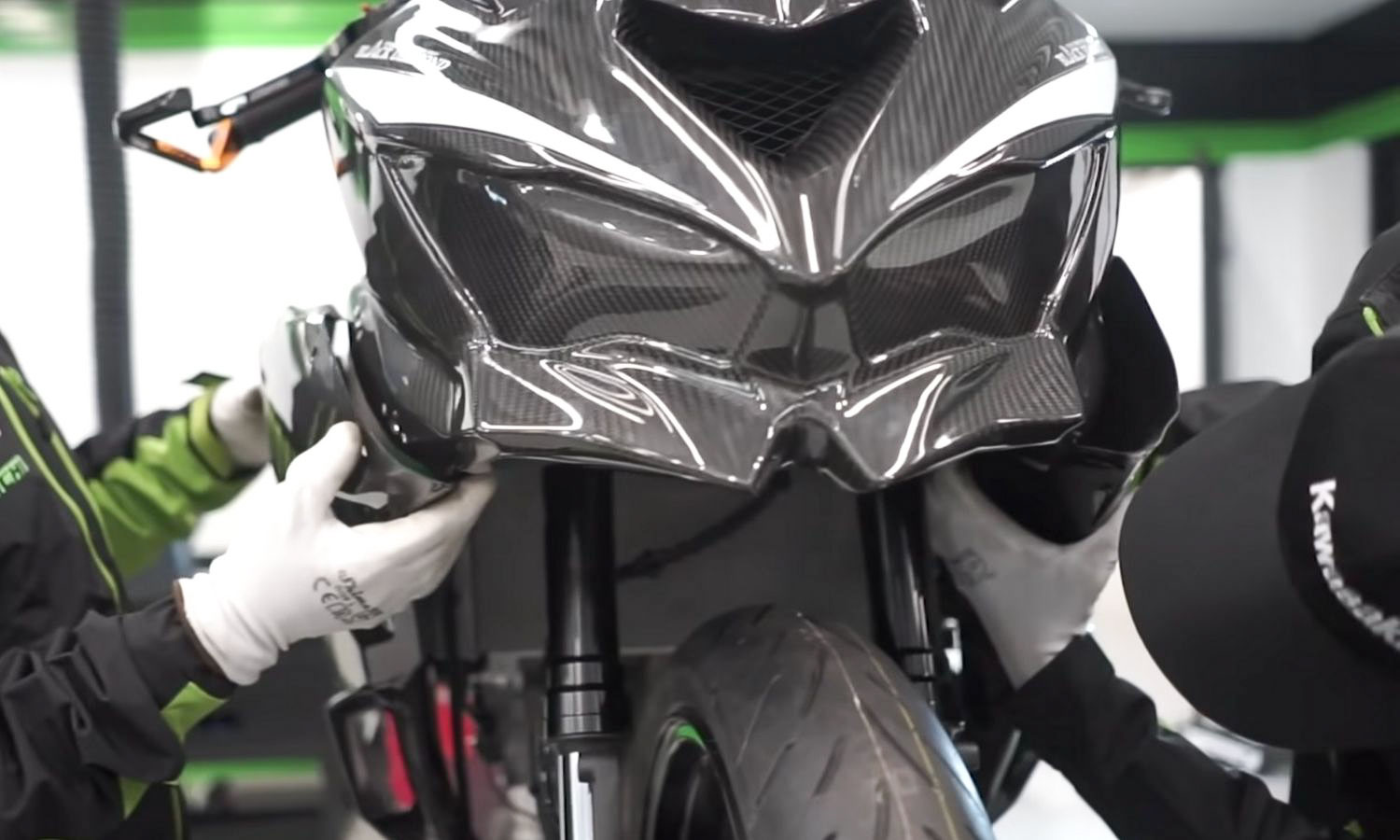 Kawasaki Ninja ZX25R lột xác ngỡ ngàng với bản độ thân xe sợi carbon