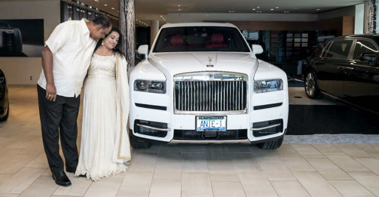Chồng nhà người ta tặng vợ xe Rolls-Royce Cullian 50 tỷ nhân ngày cưới