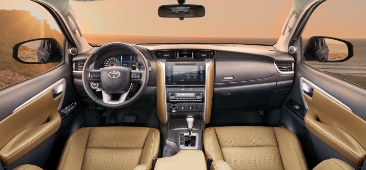 Toyota Fortuner 2020 nâng cấp bất thần lộ diện, phần đầu xe bị tố 'đạo nhái' Mitsubishi Xpander
