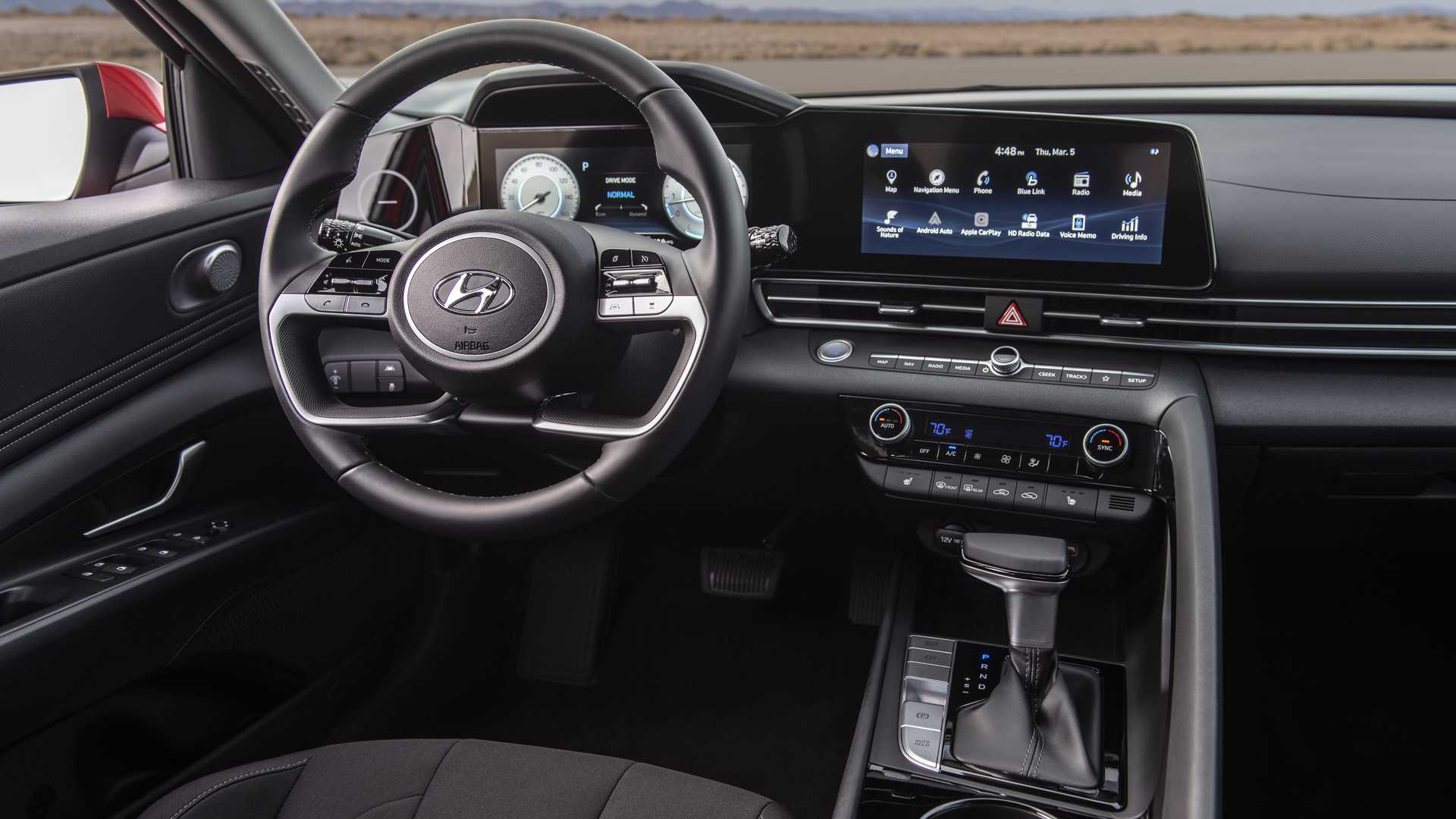 Hyundai Elantra 2021 ra mắt với trang bị, ngoại hình không thua gì xe Mẹc