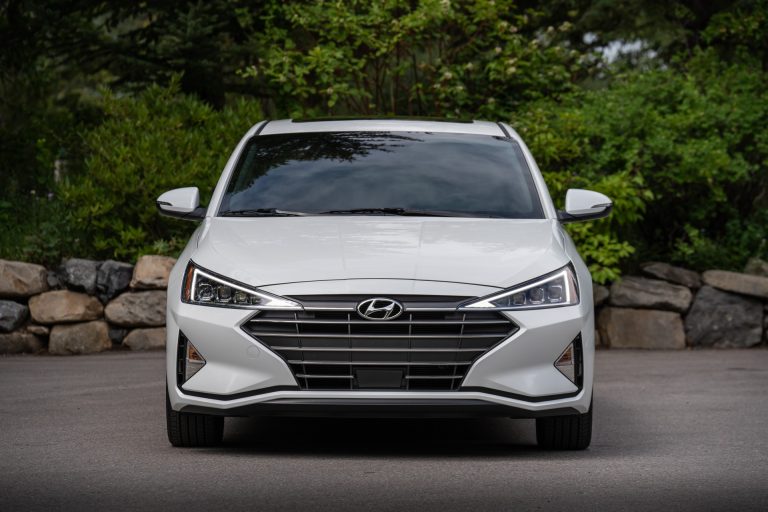 So sánh Hyundai Elantra 2020 với thế hệ cũ: Soi kính lúp mới thấy sự khác biệt