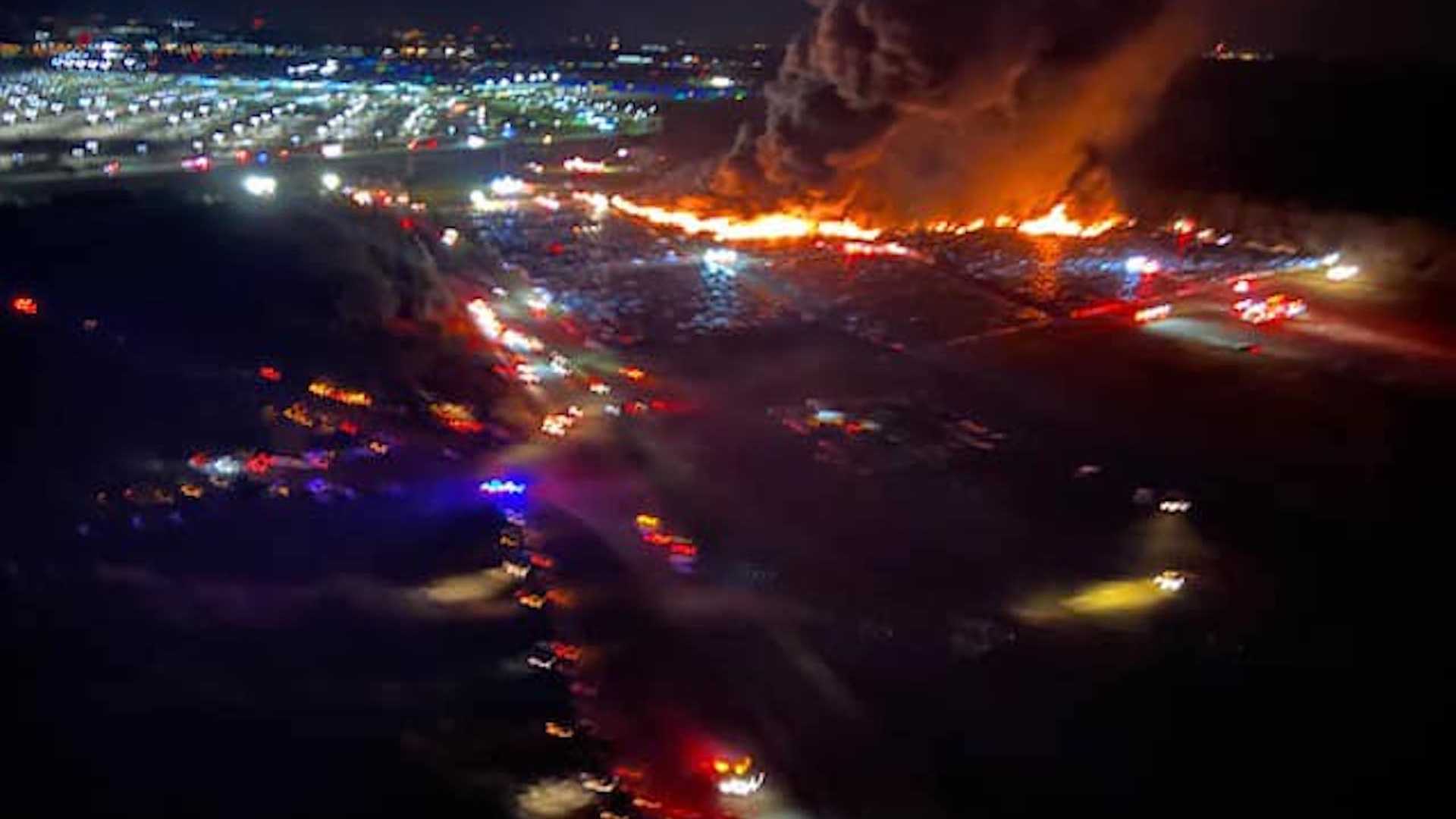 Hàng nghìn ô tô cháy rụi không rõ nguyên nhân tại bãi đỗ
