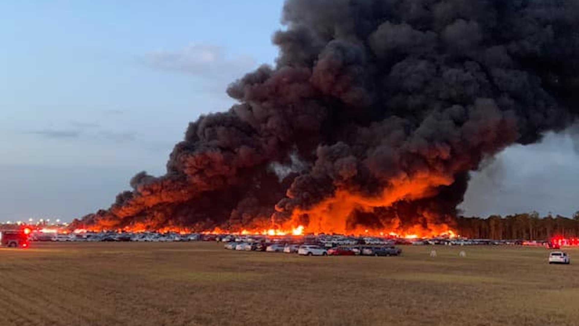Hàng nghìn ô tô cháy rụi không rõ nguyên nhân tại bãi đỗ