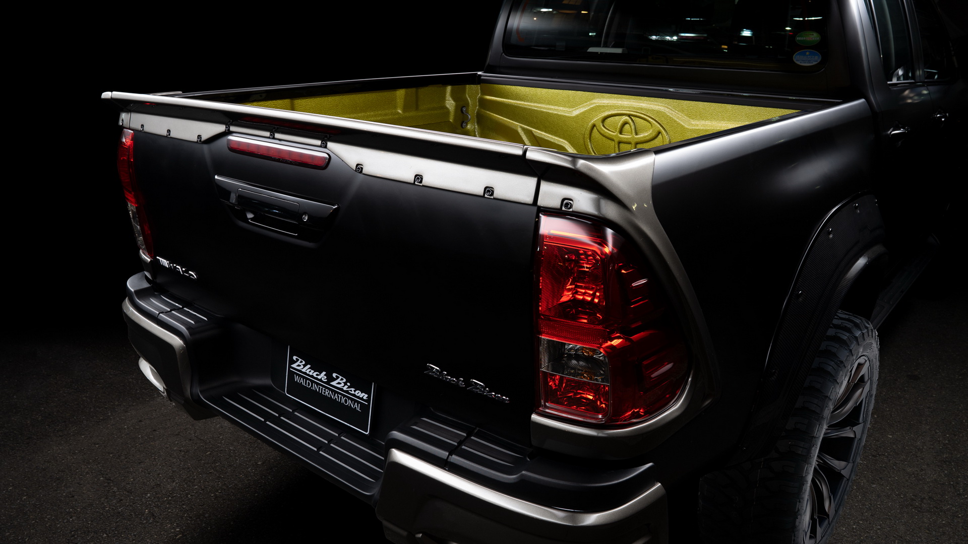 Toyota Hilux phiên bản độ 'Trâu Đen' nhìn như muốn 'ăn tươi nuốt sống' Ford Ranger