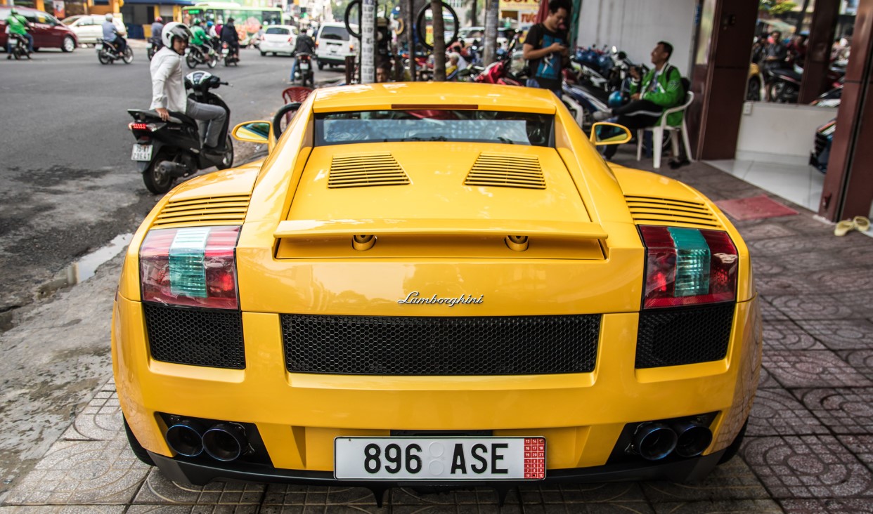 Lamborghini Gallardo từng hot một thời của Cường Đôla rực sáng cả góc phố Sài Gòn