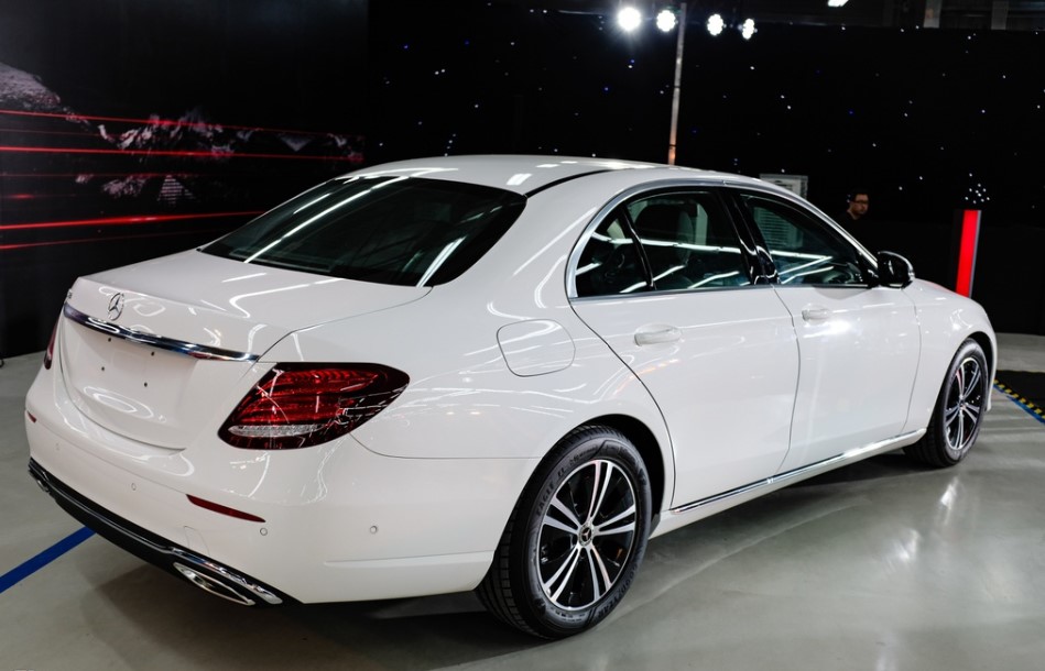 Mercedes-Benz E180 2020: Xe sang hạng D về giá 2 tỷ, tội gì không mua luôn