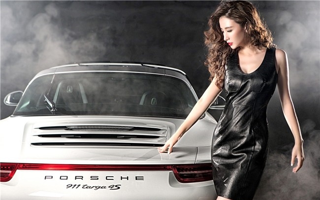 Hotgirl sang chảnh bên xe mui trần Porsche 911 Targa 4S