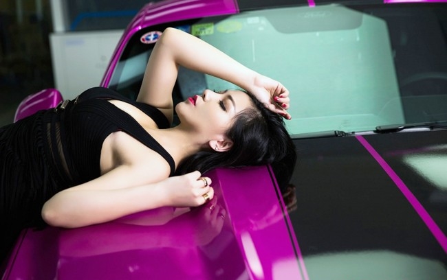 Nhân ngày 8/3 cùng chiêm ngưỡng vẻ đẹp của các chị em bên xế cưng