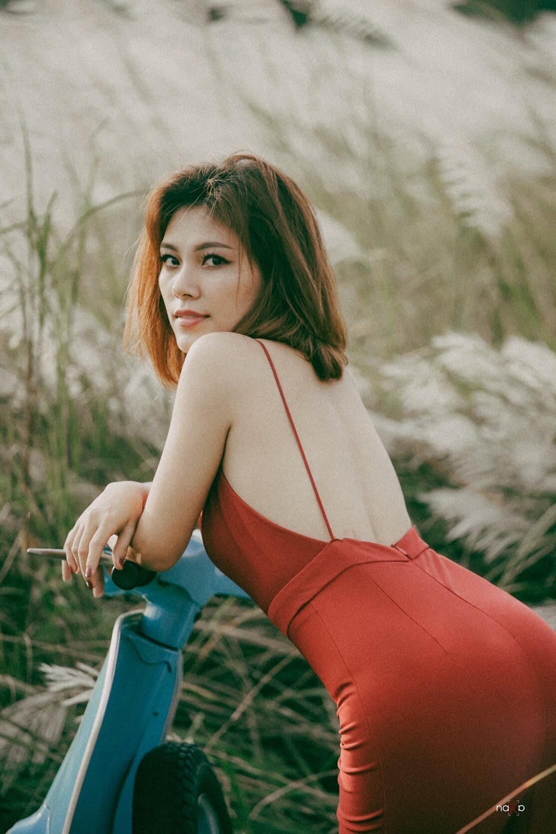 Tiểu thư nh&agrave; gi&agrave;u tạo d&aacute;ng quyến rũ b&ecirc;n xe m&aacute;y Vespa