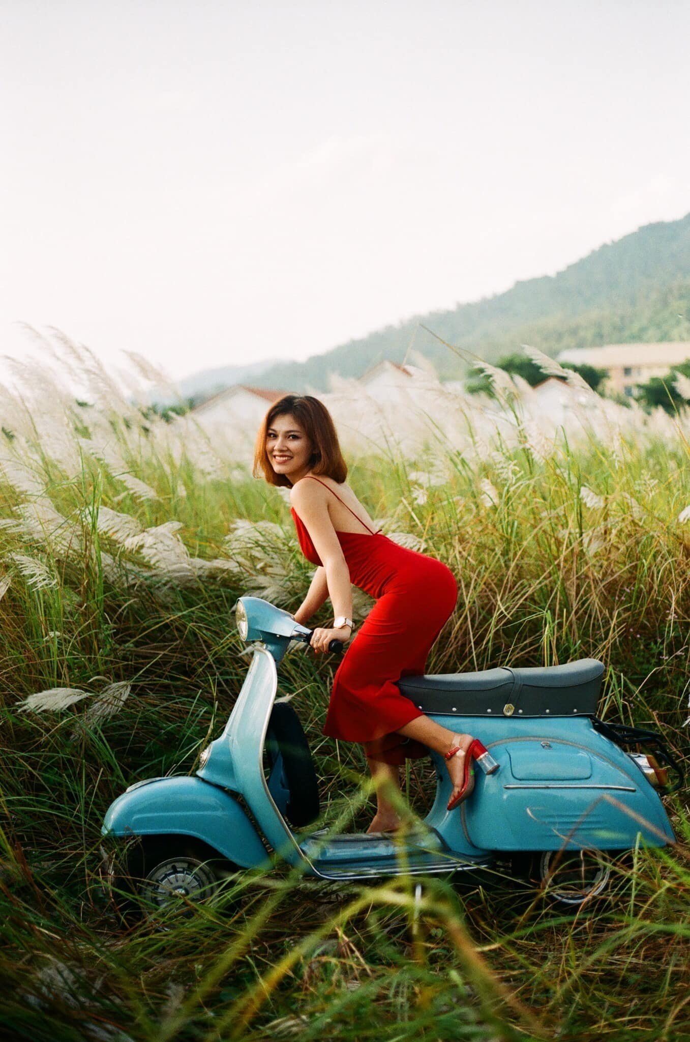 Tiểu thư nh&agrave; gi&agrave;u tạo d&aacute;ng quyến rũ b&ecirc;n xe m&aacute;y Vespa