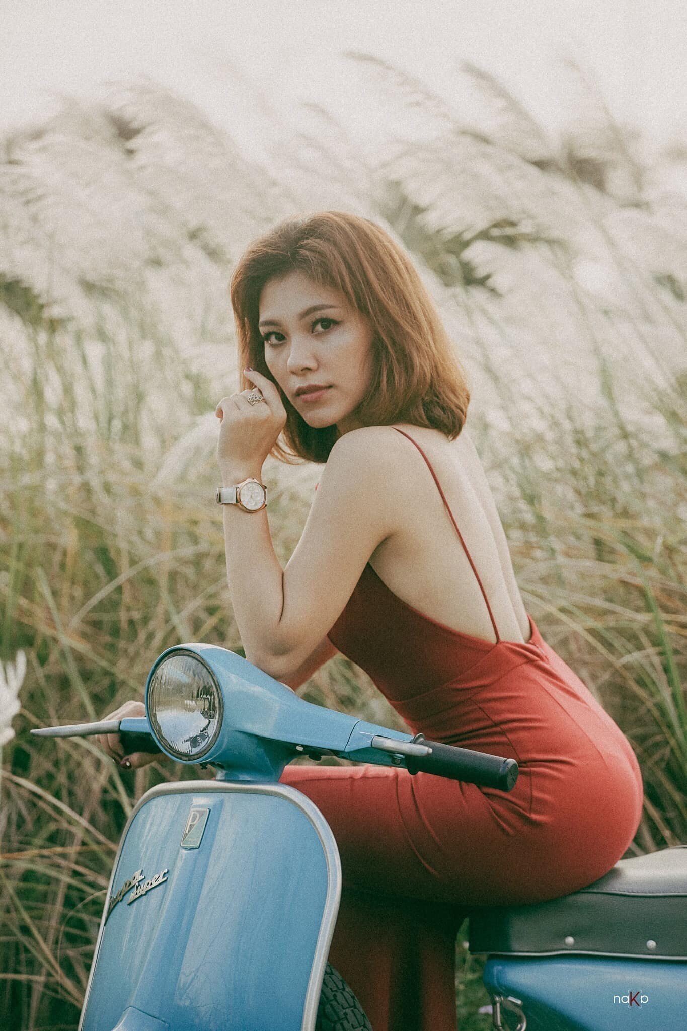 Tiểu thư nh&agrave; gi&agrave;u tạo d&aacute;ng quyến rũ b&ecirc;n xe m&aacute;y Vespa