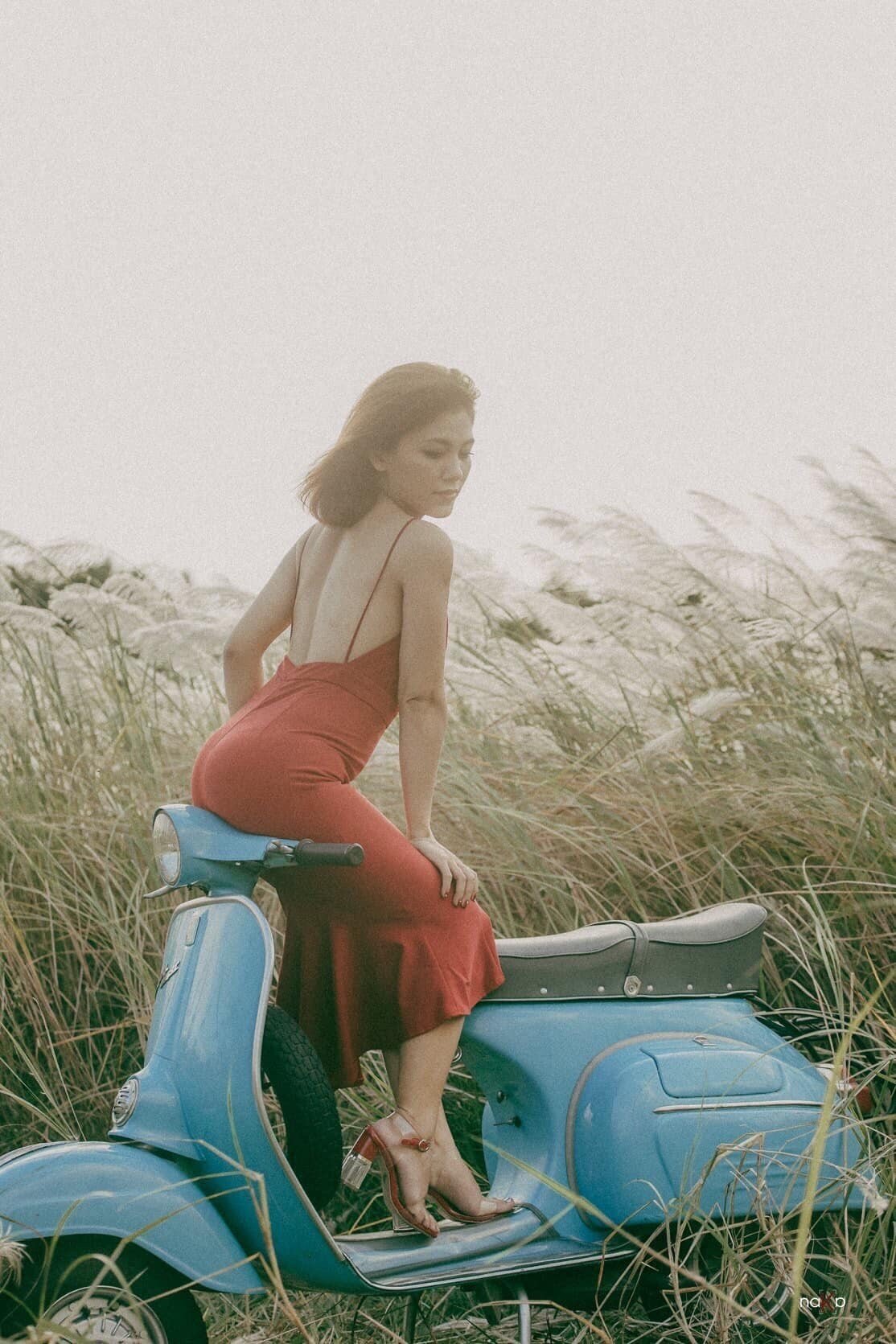 Tiểu thư nh&agrave; gi&agrave;u tạo d&aacute;ng quyến rũ b&ecirc;n xe m&aacute;y Vespa