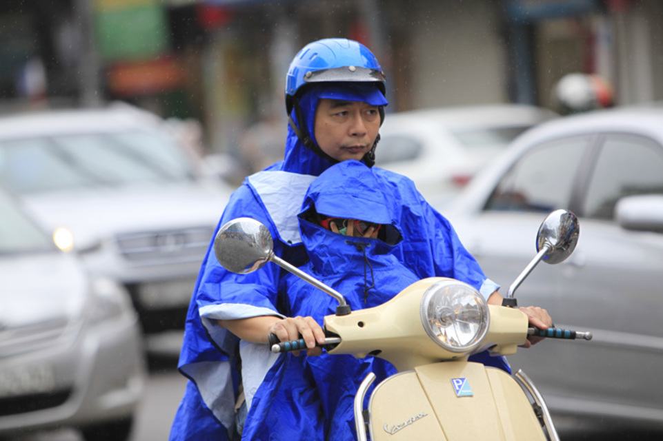 chạy xe máy vào trời mưa