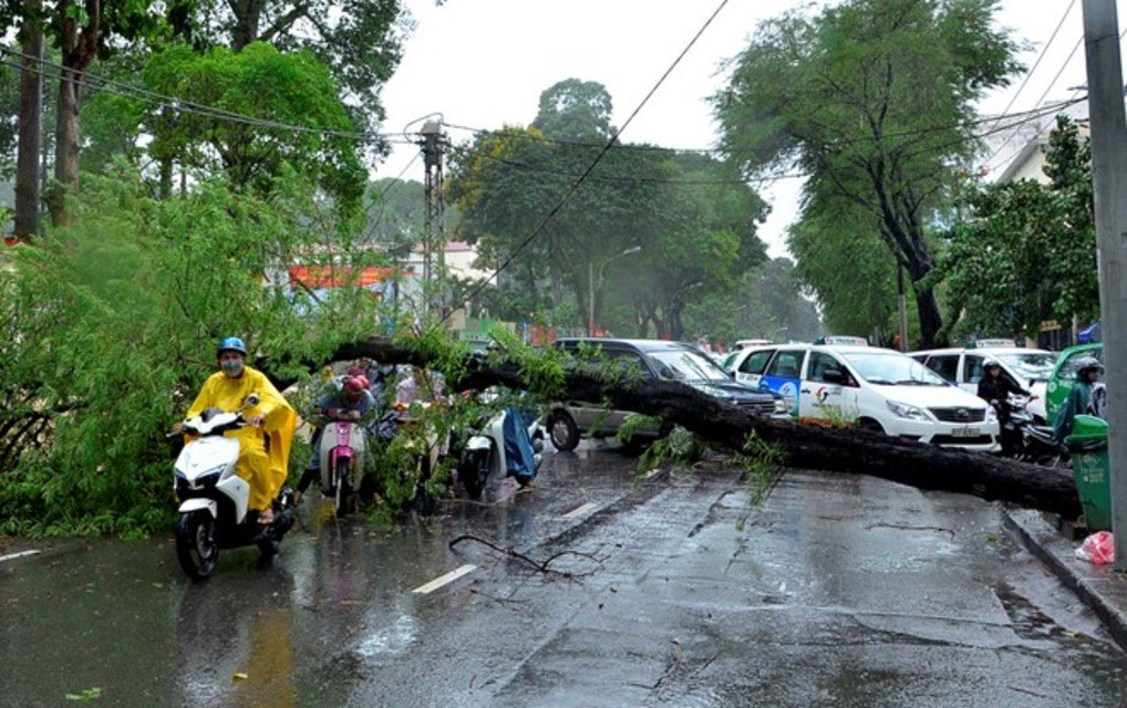 chạy xe máy vào trời mưa