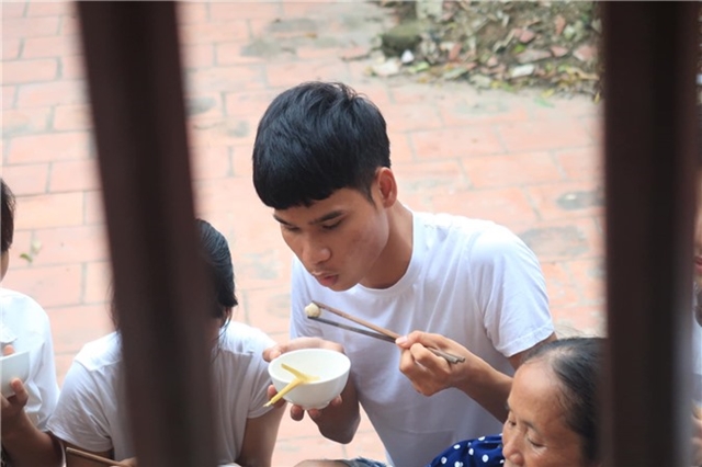 dương minh tuyền v&agrave; th&aacute;nh ăn chực