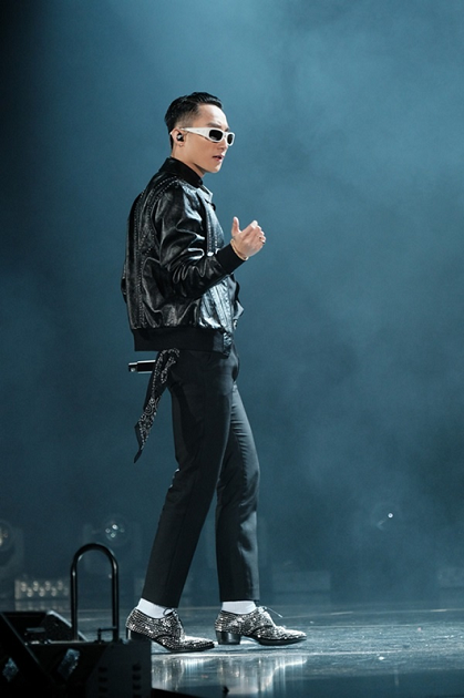 gi&aacute; trị trang phục của Sơn T&ugrave;ng trong tour xuy&ecirc;n việt