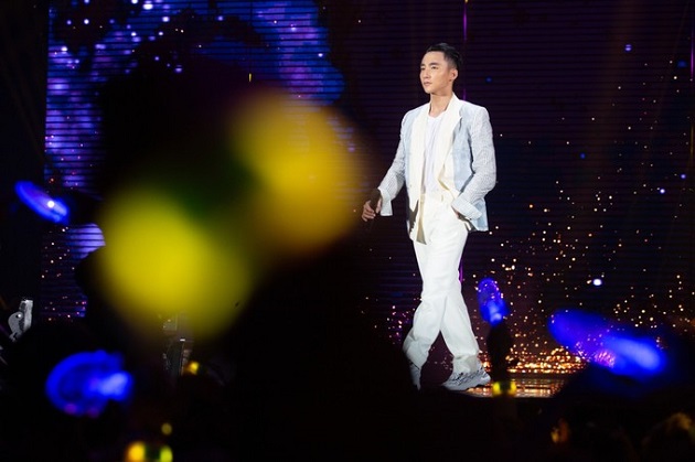 gi&aacute; trị trang phục của Sơn T&ugrave;ng trong tour xuy&ecirc;n việt