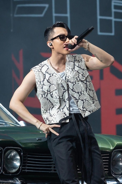 gi&aacute; trị trang phục của Sơn T&ugrave;ng trong tour xuy&ecirc;n việt