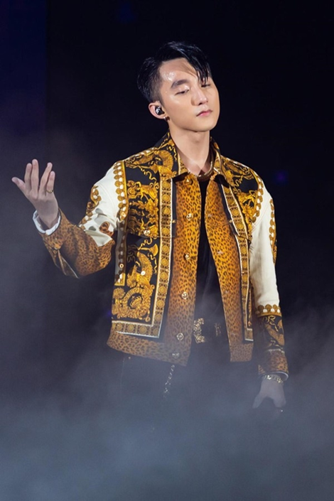 gi&aacute; trị trang phục của Sơn T&ugrave;ng trong tour xuy&ecirc;n việt