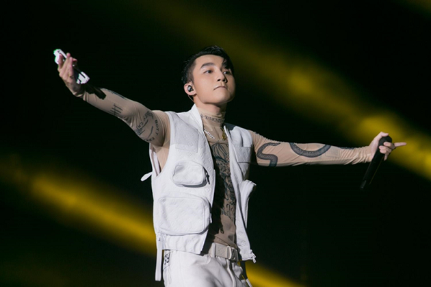 gi&aacute; trị trang phục của Sơn T&ugrave;ng trong tour xuy&ecirc;n việt