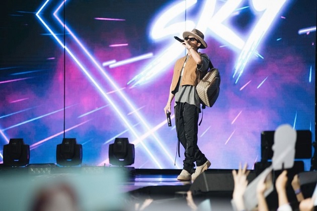 gi&aacute; trị trang phục của Sơn T&ugrave;ng trong tour xuy&ecirc;n việt