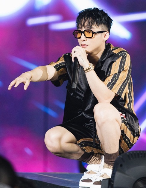 gi&aacute; trị trang phục của Sơn T&ugrave;ng trong tour xuy&ecirc;n việt