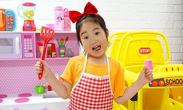 b&eacute; 6 tuổi mua nh&agrave; cho bố mẹ