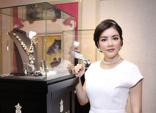 Tổng khối t&agrave;i sản &ldquo;kếch x&ugrave;&rdquo; của người đẹp L&yacute; Nh&atilde; Kỳ - được tỉ ph&uacute; Ấn Độ nhận l&agrave;m con nu&ocirc;i