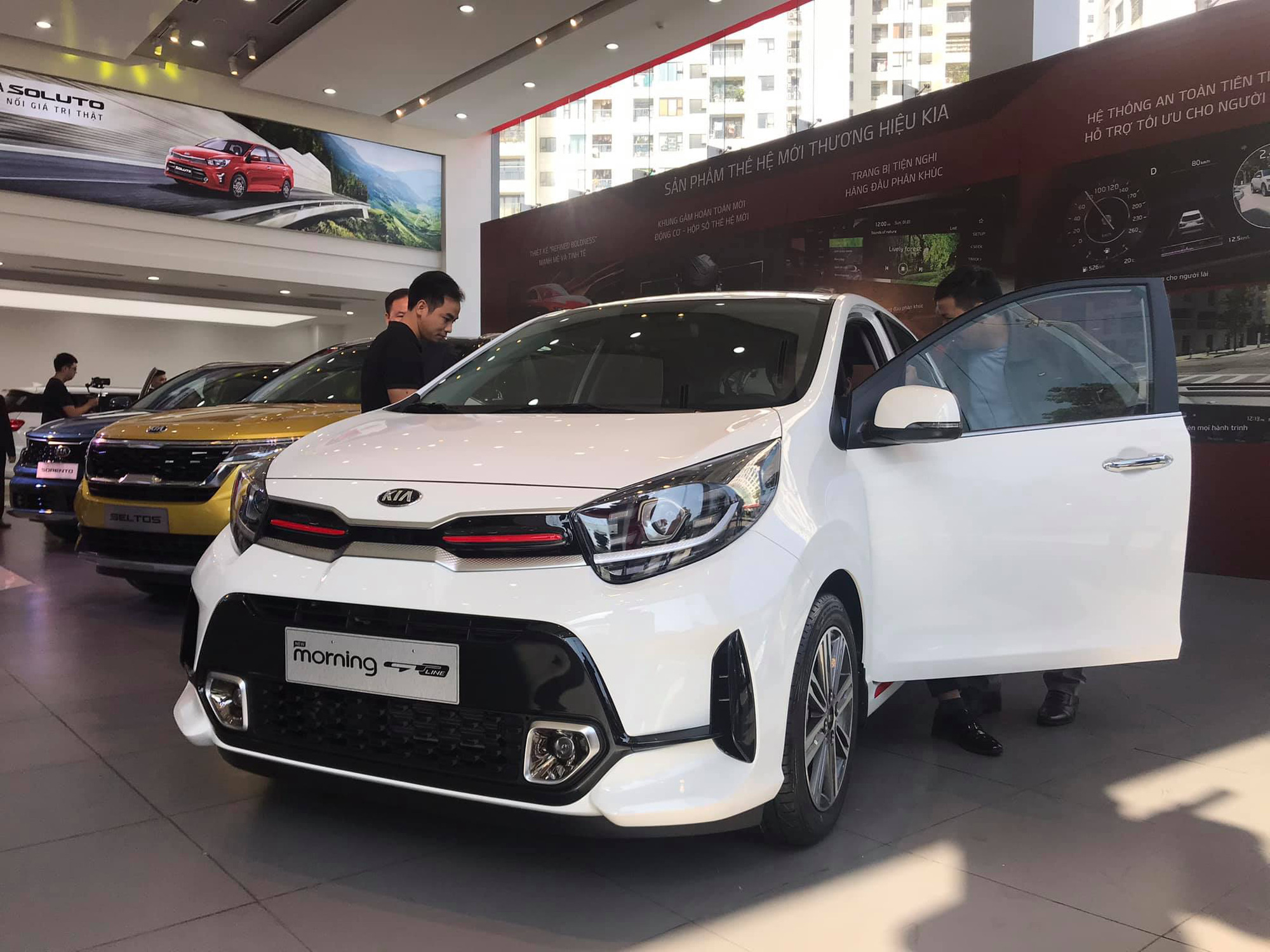 Kia Morning 2021 về đại lý: Đẹp hơn, nhiều options hơn, 'so kè' cực gắt với  Hyundai Grand i10
