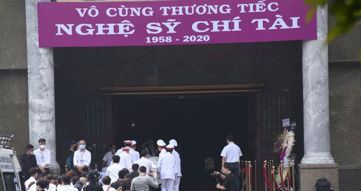 Phi Nhung cùng dàn sao Việt có mặt từ sớm tại đám tang của cố nghệ sĩ Chí Tài