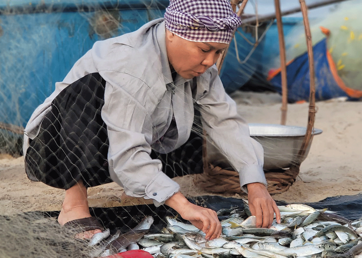Việt Hương ngồi bán cá ở làng chài, diện mạo ‘khắc khổ’ khiến dân tình không ngừng bàn tán